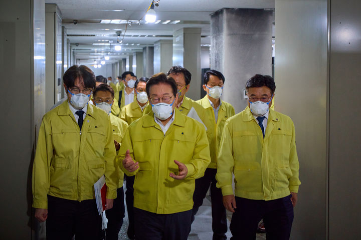 [서울=뉴시스] 이재명 대통령이 10일 대전 국가정보자원관리원을 방문해 정부 정보시스템 복구 현황과 피해 상황을 점검하기 위해 이동하고 있다. (사진=대통령실 제공) 2025.10.10. photo@newsis.com *재판매 및 DB 금지