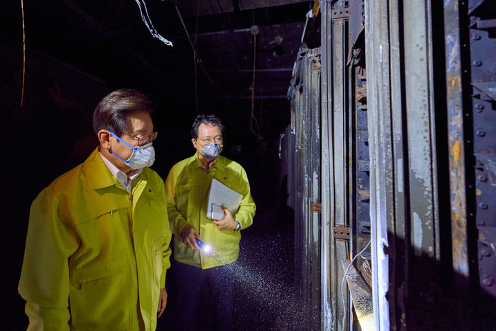 [서울=뉴시스] 이재명 대통령이 10일 대전 국가정보자원관리원을 방문해 정부 정보시스템 복구 현황을 살피고 피해 상황을 점검하고 있다. (사진=대통령실 제공) 2025.10.10. photo@newsis.com *재판매 및 DB 금지