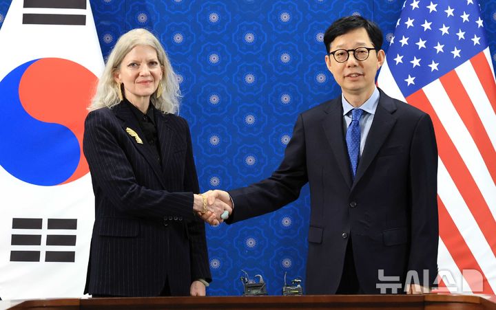 [서울=뉴시스] 김명원 기자 = 박윤주(오른쪽) 외교부 1차관과 앨리슨 후커(Allison Hooker) 미 국무부 정무차관이 10일 서울 종로구 외교부에서 열린 한미 외교차관 전략대화에 앞서 악수를 하고 있다. (공동취재) 2025.10.10. photo@newsis.com