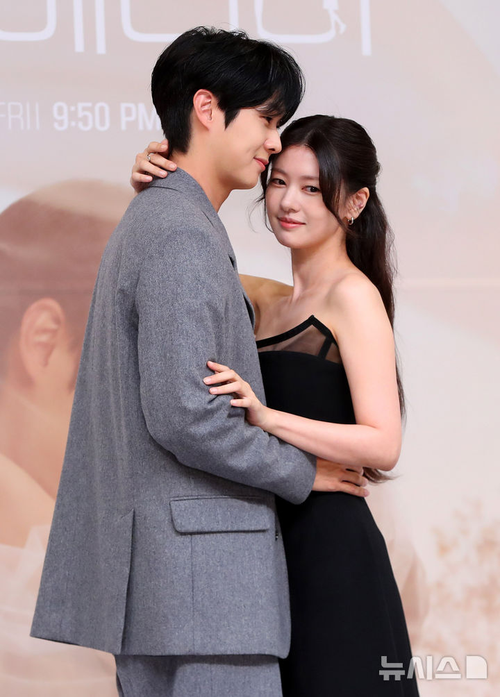 [서울=뉴시스] 김혜진 기자 = 배우 최우식(왼쪽), 정소민이 10일 오후 서울 양천구 목동 SBS 사옥에서 진행된 SBS 새 금토드라마 '우주메리미' 제작발표회에서 포즈를 취하고 있다. 2025.10.10. jini@newsis.com