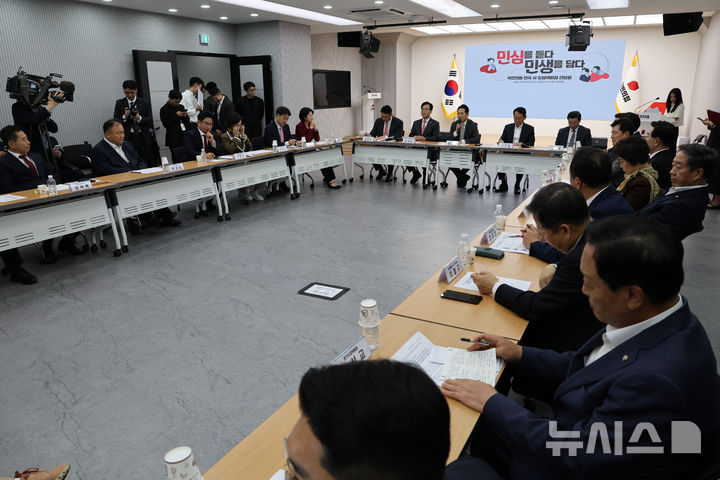 [서울=뉴시스] 김명년 기자 = 장동혁 국민의힘 대표가 10일 오후 서울 여의도 중앙당사에서 열린 '시·도당위원장 간담회'에서 발언하고 있다. 2025.10.10. kmn@newsis.com