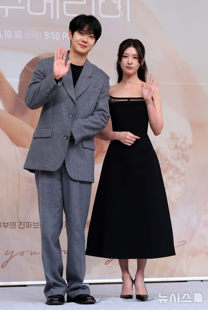 [서울=뉴시스] 김혜진 기자 = 배우 최우식(왼쪽), 정소민이 10일 오후 서울 양천구 목동 SBS 사옥에서 진행된 SBS 새 금토드라마 '우주메리미' 제작발표회에서 포즈를 취하고 있다. 2025.10.10. jini@newsis.com