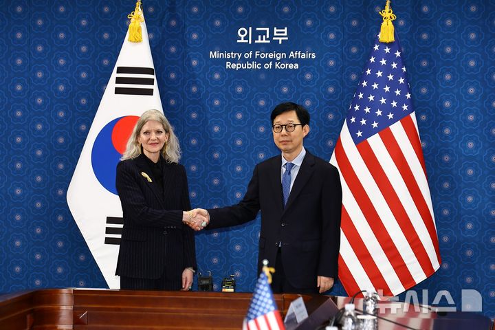 [서울=뉴시스] 김명원 기자 = 박윤주(오른쪽) 외교부 1차관과 앨리슨 후커(Allison Hooker) 미 국무부 정무차관이 10일 서울 종로구 외교부에서 열린 한미 외교차관 전략대화에 앞서 악수를 하고 있다. (공동취재) 2025.10.10. photo@newsis.com