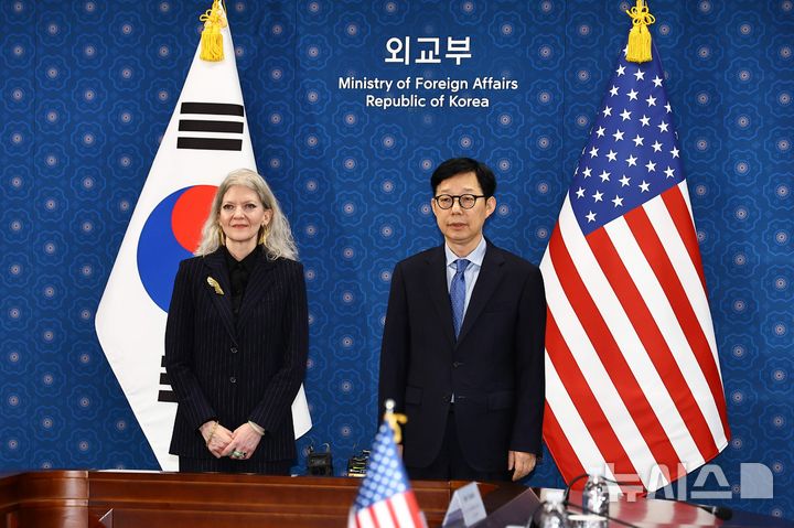 [서울=뉴시스] 김명원 기자 = 박윤주(오른쪽) 외교부 1차관과 앨리슨 후커(Allison Hooker) 미 국무부 정무차관이 10일 서울 종로구 외교부에서 열린 한미 외교차관 전략대화에 앞서 기념촬영을 하고 있다. (공동취재) 2025.10.10. photo@newsis.com