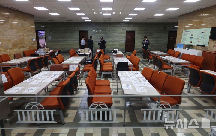 [서울=뉴시스] 조성봉 기자 = 국정감사를 사흘 앞둔 10일 오후 서울 여의도 국회 법제사법위원회 회의실 인근 대기석에 각 기관 관계자들이 자리를 선점하기 위해 부착한 명패와 용지가 빼곡히 붙어 있다. 2025.10.10. suncho21@newsis.com