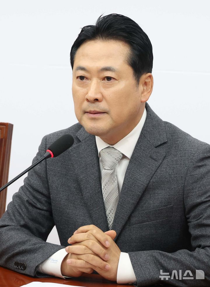 [서울=뉴시스] 조성봉 기자 = 장동혁 국민의힘 대표가 10일 오후 서울 여의도 국회에서 열린 '민중기 특검 강압수사' 관련 기자간담회에서 발언을 하고 있다. 2025.10.10. suncho21@newsis.com