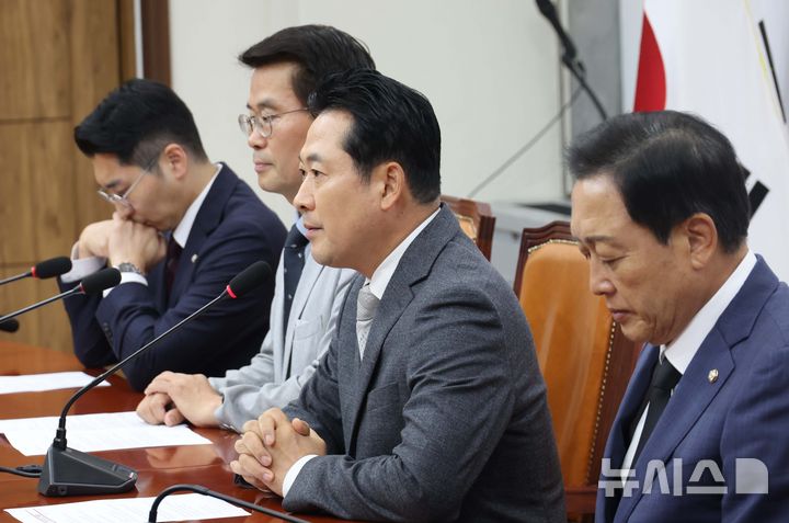 [서울=뉴시스] 조성봉 기자 = 장동혁 국민의힘 대표가 10일 오후 서울 여의도 국회에서 열린 '민중기 특검 강압수사' 관련 기자간담회에서 발언을 하고 있다. 2025.10.10. suncho21@newsis.com