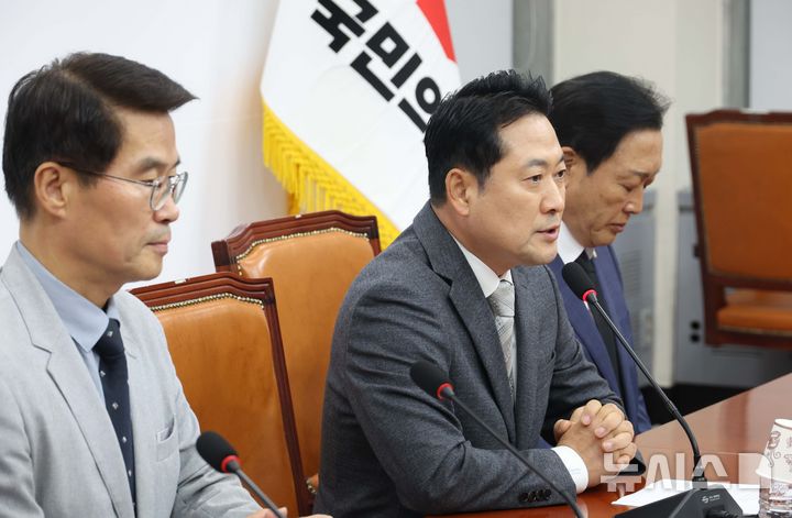 [서울=뉴시스] 조성봉 기자 = 장동혁 국민의힘 대표가 10일 오후 서울 여의도 국회에서 열린 '민중기 특검 강압수사' 관련 기자간담회에서 발언을 하고 있다. 2025.10.10. suncho21@newsis.com