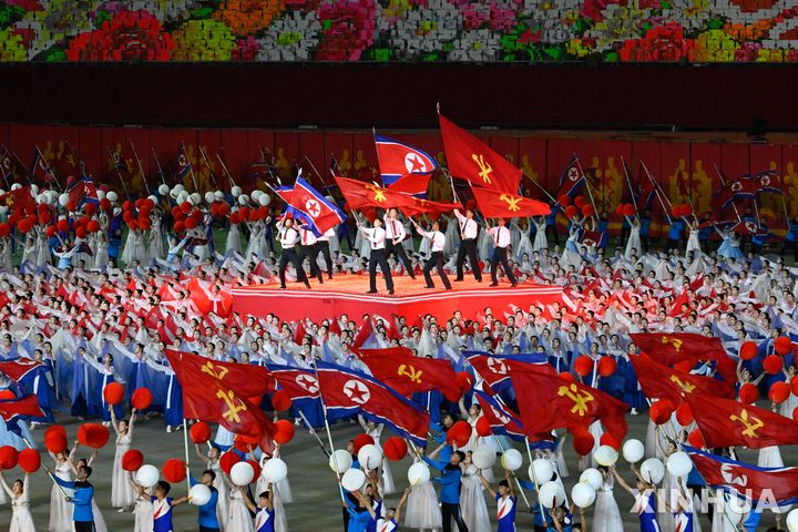 [평양=신화/뉴시스] 9일 북한 평양 능라도의 5월1일 경기장에서 조선노동당 창건 80주년 기념 경축대회가 열리고 있다. 2025.10.10.