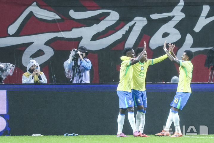 [서울=뉴시스] 권창회 기자 = 10일 서울 마포구 서울월드컵경기장에서 열린 남자 축구 국가대표 10월 A매치 친선전 대한민국과 브라질의 경기, 브라질 에스테반이 선취골을 넣은 뒤 동료들과 기뻐하고 있다. 2025.10.10. kch0523@newsis.com