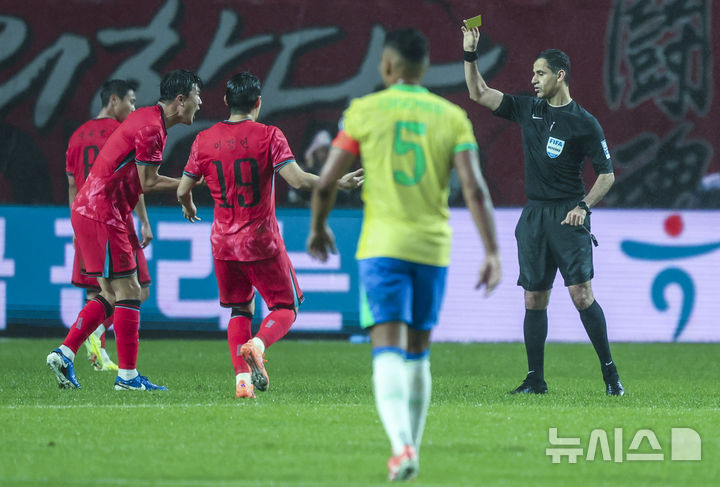 [서울=뉴시스] 권창회 기자 = 10일 서울 마포구 서울월드컵경기장에서 열린 남자 축구 국가대표 10월 A매치 친선전 대한민국과 브라질의 경기, 김민재가 브라질 쿠냐에 태클로 인한 경고를 받고 있다. 2025.10.10. kch0523@newsis.com