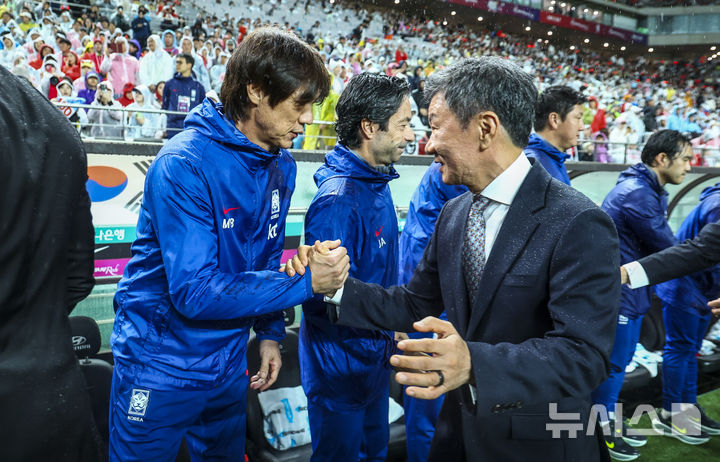 [서울=뉴시스] 황준선 기자 = 10일 서울 마포구 서울월드컵경기장에서 열린 남자 축구 국가대표 10월 A매치 친선전 대한민국과 브라질의 경기에 앞서 홍명보 감독과 정몽규 대한축구협회장이 악수를 하고 있다. 2025.10.10. hwang@newsis.com