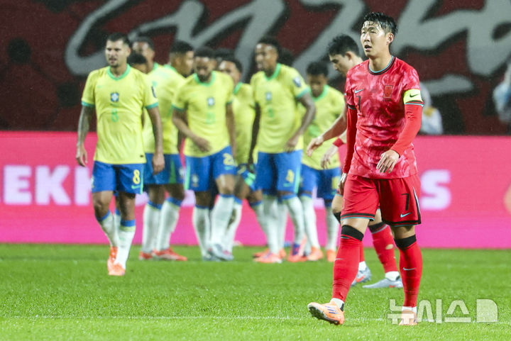 [서울=뉴시스] 황준선 기자 = 10일 서울 마포구 서울월드컵경기장에서 열린 남자 축구 국가대표 10월 A매치 친선전 대한민국과 브라질의 경기, 손흥민이 프리킥을 준비하고 있다. 2025.10.10. hwang@newsis.com