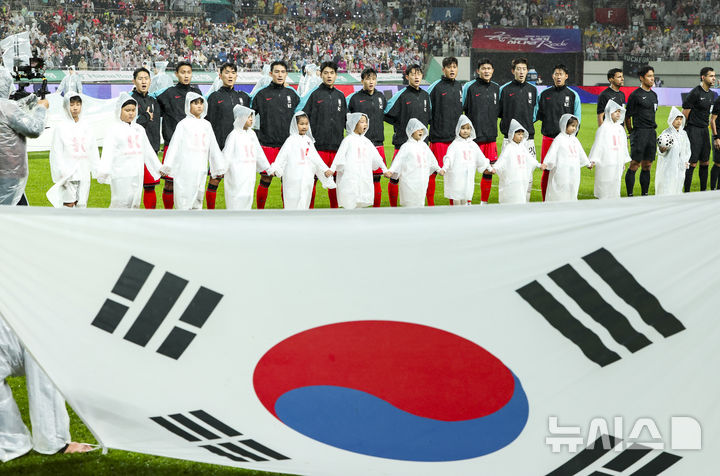[서울=뉴시스] 황준선 기자 = 10일 서울 마포구 서울월드컵경기장에서 열린 남자 축구 국가대표 10월 A매치 친선전 대한민국과 브라질의 경기에 앞서 대한민국 선수들이 애국가를 부르고 있다. 2025.10.10. hwang@newsis.com