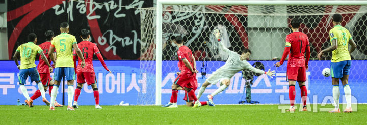 [서울=뉴시스] 권창회 기자 = 10일 서울 마포구 서울월드컵경기장에서 열린 남자 축구 국가대표 10월 A매치 친선전 대한민국과 브라질의 경기, 브라질 호드리구가 골을 넣고 있다. 2025.10.10. kch0523@newsis.com
