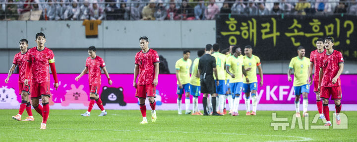 [서울=뉴시스] 황준선 기자 = 10일 서울 마포구 서울월드컵경기장에서 열린 남자 축구 국가대표 10월 A매치 친선전 대한민국과 브라질의 경기, 브라질 에스테반에게 실점한 대한민국 선수들이 아쉬워하고 있다. 2025.10.10. hwang@newsis.com