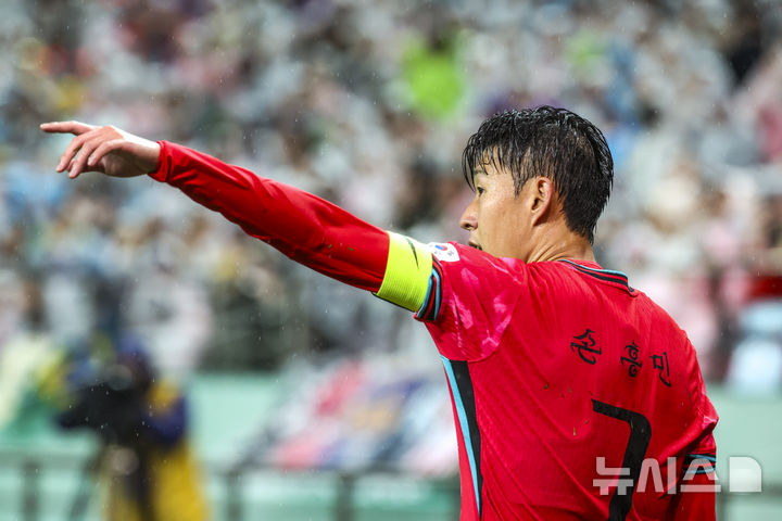 [서울=뉴시스] 황준선 기자 = 지난 10일 서울 마포구 서울월드컵경기장에서 열린 남자 축구 국가대표 10월 A매치 친선전 대한민국과 브라질의 경기, 손흥민이 한글 유니폼을 입고 있다.2025.10.10. hwang@newsis.com