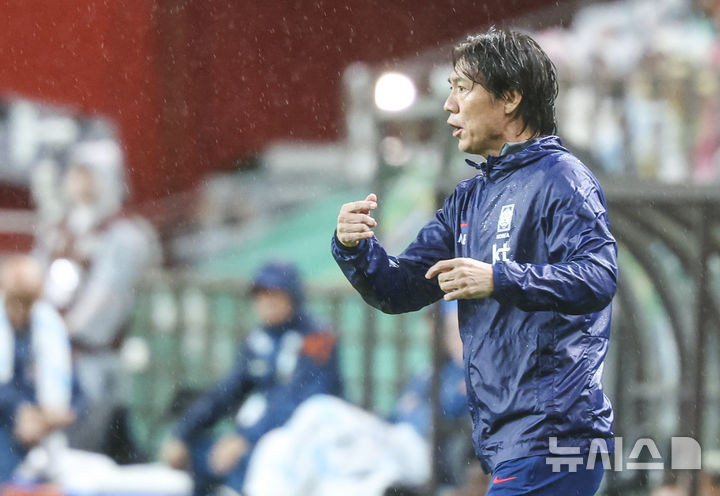 [서울=뉴시스] 황준선 기자 = 10일 서울 마포구 서울월드컵경기장에서 열린 남자 축구 국가대표 10월 A매치 친선전 대한민국과 브라질의 경기, 홍명보 감독이 작전지시를 하고 있다. 2025.10.10. hwang@newsis.com