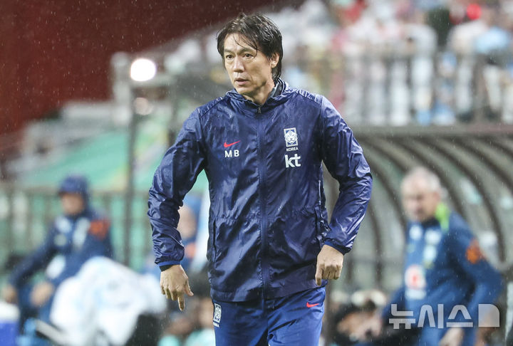 [서울=뉴시스] 황준선 기자 = 10일 서울 마포구 서울월드컵경기장에서 열린 남자 축구 국가대표 10월 A매치 친선전 대한민국과 브라질의 경기, 홍명보 감독이 경기를 지켜보고 있다. 2025.10.10. hwang@newsis.com