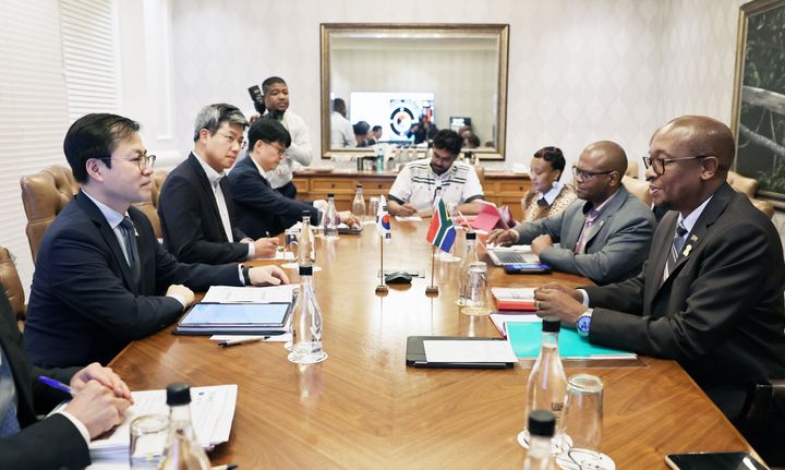 [서울=뉴시스] 정병혁 기자 = 여한구 산업통상부 통상교섭본부장이 10일 남아프리카공화국 그케베르하 보드워크호텔에서 열린 2025 G20 무역투자 장관회의 참석 계기에 파크스 타우 남아프리카공화국 통상산업경쟁부 장관과 면담을 하고 있다.(사진=산업통상부 제공) 2025.10.10. photo@newsis.com *재판매 및 DB 금지