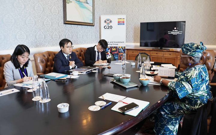 [서울=뉴시스] 정병혁 기자 = 여한구 산업통상부 통상교섭본부장이 10일 남아프리카공화국 그케베르하 보드워크호텔에서 열린 2025 G20 무역투자 장관회의 참석 계기에 응고지 오콘조-이웰라 WTO 사무총장과 면담을 하고 있다.(사진=산업통상부 제공) 2025.10.10. photo@newsis.com *재판매 및 DB 금지