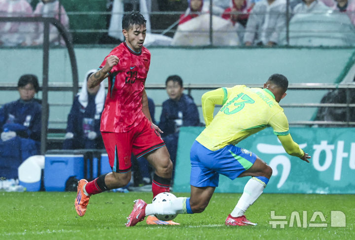 [서울=뉴시스] 권창회 기자 = 10일 서울 마포구 서울월드컵경기장에서 열린 남자 축구 국가대표 10월 A매치 친선전 대한민국과 브라질의 경기, 카스트로프가 돌파하고 있다. 2025.10.10. kch0523@newsis.com