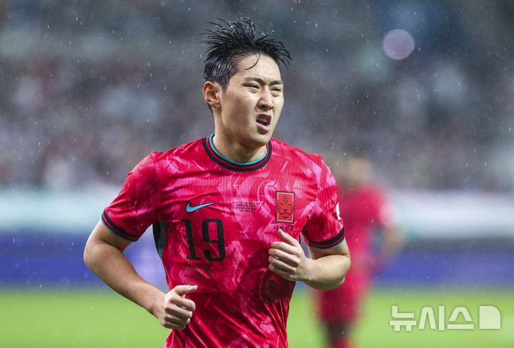 [서울=뉴시스] 황준선 기자 = 10일 서울 마포구 서울월드컵경기장에서 열린 남자 축구 국가대표 10월 A매치 친선전 대한민국과 브라질의 경기, 이강인이 얼굴을 찡그리고 있다. 2025.10.10. hwang@newsis.com