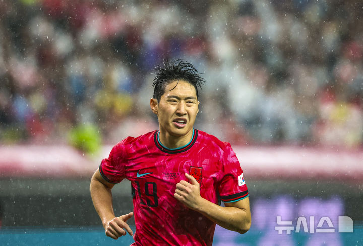 [서울=뉴시스] 황준선 기자 = 10일 서울 마포구 서울월드컵경기장에서 열린 남자 축구 국가대표 10월 A매치 친선전 대한민국과 브라질의 경기, 이강인이 빗속에서 뛰고 있다. 2025.10.10. hwang@newsis.com