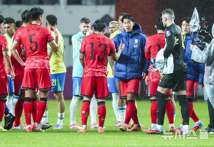 [서울=뉴시스] 권창회 기자 = 10일 서울 마포구 서울월드컵경기장에서 열린 남자 축구 국가대표 10월 A매치 친선전 대한민국과 브라질의 경기, 5-0으로 패배한 대한민국 손흥민이 선수들을 격려하고 있다. 2025.10.10. kch0523@newsis.com