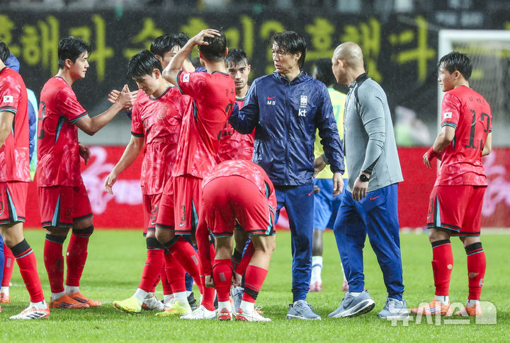 [서울=뉴시스] 황준선 기자 = 10일 서울 마포구 서울월드컵경기장에서 열린 남자 축구 국가대표 10월 A매치 친선전 대한민국과 브라질의 경기, 5-0으로 패배한 대한민국 홍명보 감독이 선수들을 격려하고 있다. 2025.10.10. hwang@newsis.com