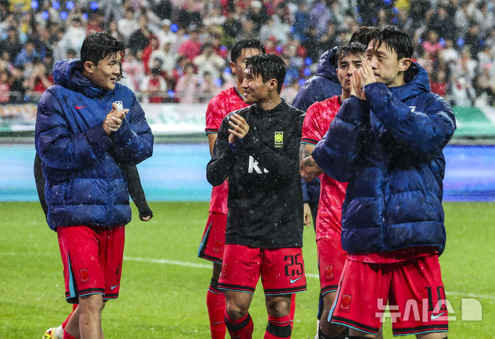 [서울=뉴시스] 황준선 기자 = 10일 서울 마포구 서울월드컵경기장에서 열린 남자 축구 국가대표 10월 A매치 친선전 대한민국과 브라질의 경기를 마친 대한민국 선수들이 관중들에게 인사를 하고 있다. 2025.10.10. hwang@newsis.com
