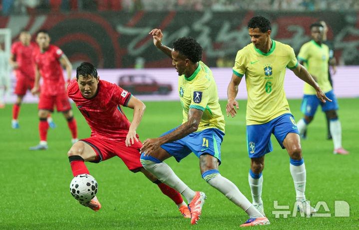 [서울=뉴시스] 권창회 기자 = 10일 서울 마포구 서울월드컵경기장에서 열린 남자 축구 국가대표 10월 A매치 친선전 대한민국과 브라질의 경기, 대한민국 이강인이 드리블 돌파를 하고 있다. 2025.10.10. kch0523@newsis.com