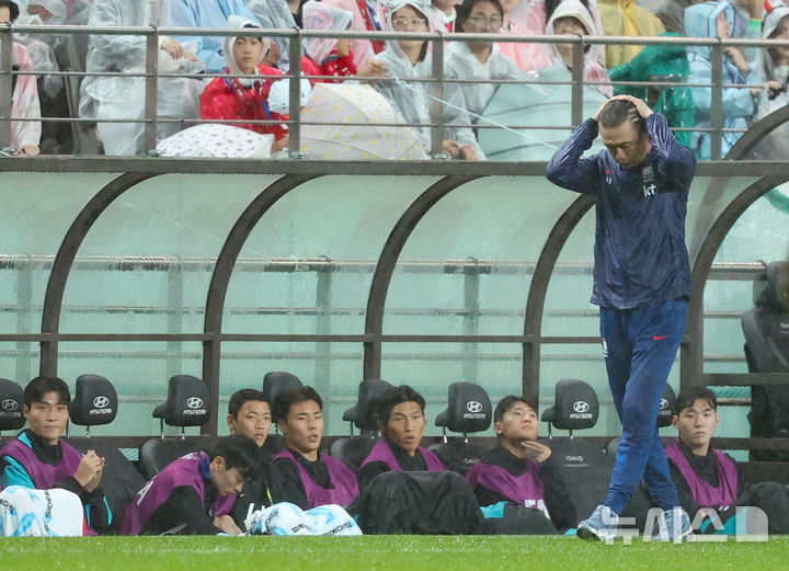 [서울=뉴시스] 황준선 기자 = 10일 서울 마포구 서울월드컵경기장에서 열린 남자 축구 국가대표 10월 A매치 친선전 대한민국과 브라질의 경기, 전반 한국 홍명보 감독이 머리를 쓸어 넘기고 있다. 2025.10.10. hwang@newsis.com
