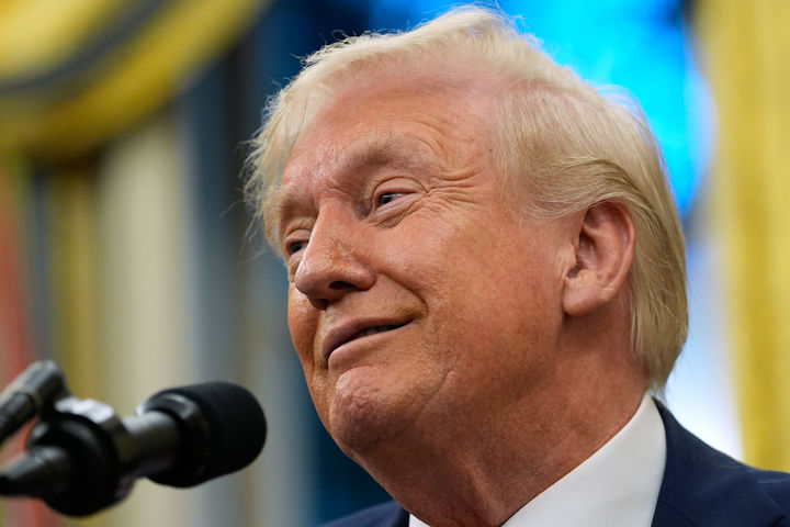 [워싱턴=AP/뉴시스] 도널드 트럼프 미국 대통령이 10일(현지 시간) 백악관 집무실에서 약가 인하 관련 기자회견을 열고 발언 중 미소짓고 있다. 2025.10.11.