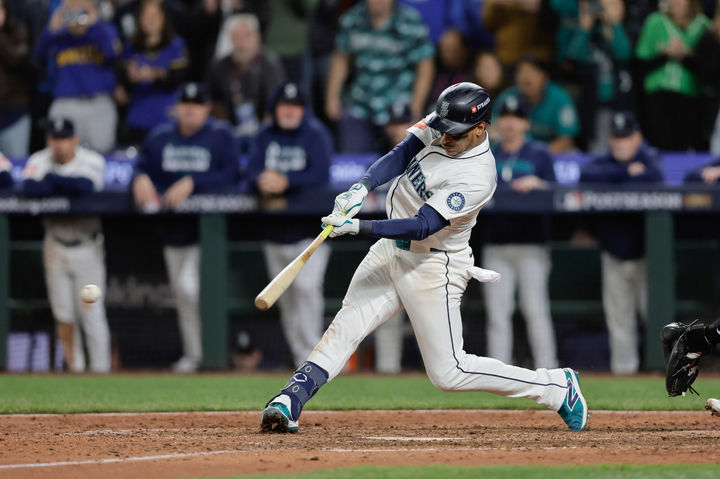[시애틀=AP/뉴시스] 시애틀 매리너스의 호르헤 폴랑코가 11일(한국 시간) 미국 워싱턴주 시애틀의 T모바일 파크에서 벌어진 2025 메이저리그(MLB) 포스트시즌 아메리칸리그 디비전시리즈(ALDS) 최종 5차전에서 연장 15회 끝내기 안타를 때려내고 있다. 2025.10.11