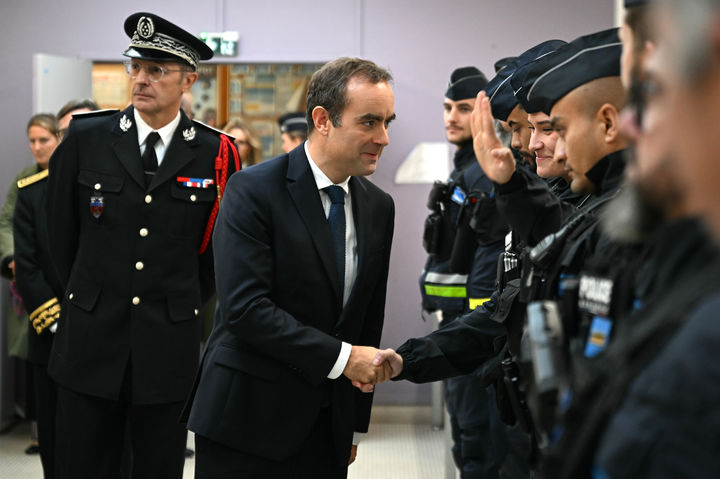 [파리=AP/뉴시스] 세바스티앵 르코르뉘 프랑스 총리가 마크롱대통령에 의해 재임용된 뒤 12일 저녁(현지시간) 새 내각을 발표했다. 사진은 11일 파리교외의 한 경찰서를 방문했을 때의 모습. 2025. 10. 13. 