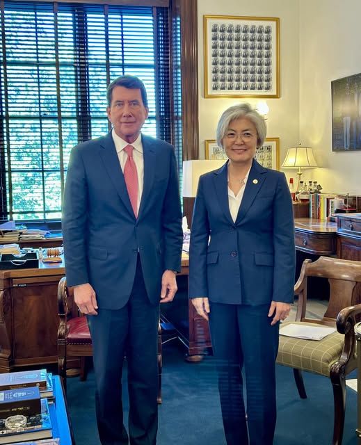 [워싱턴=뉴시스]강경화 신임 주미대사가 도널드 트럼프 대통령 측근으로 분류되는 빌 해거티(공화·테네시) 상원의원과 9일(현지 시간) 만나 한미동맹 발전 방안을 논의했다고 주미대사관이 10일 밝혔다. (사진=주미대사관 페이스북). 2025.10.11. *재판매 및 DB 금지