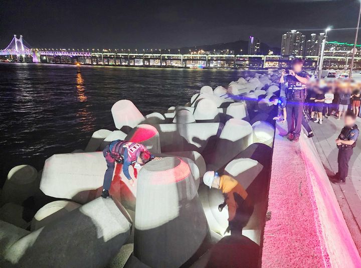 [부산=뉴시스] 10일 오후 11시3분께 부산 해운대구 마린시티 앞 방파제에서 사람이 빠져 보이지 않는다는 신고가 119에 접수돼 소방과 해경이 수색을 벌이고 있다. (사진=부산해양경찰서 제공) 2025.10.10. photo@newsis.com *재판매 및 DB 금지