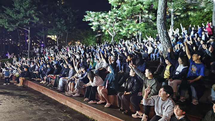 추석연휴기간 강원랜드를 찾은 방문객들이 야간 불꽃쇼를 보며 환호하고 있다.(사진=강원랜드 제공) *재판매 및 DB 금지