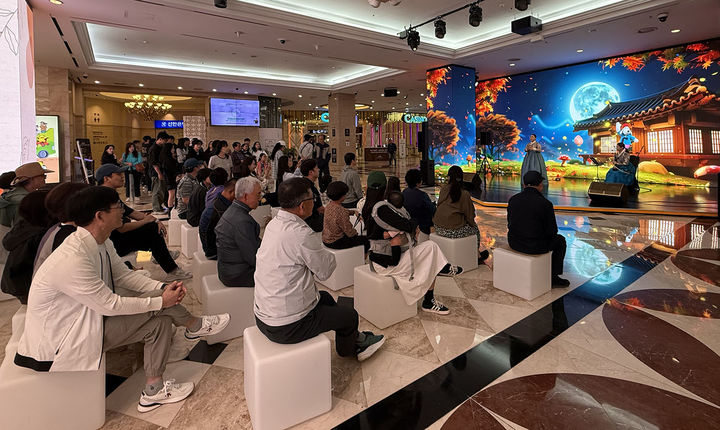 추석연휴를 맞아 강원랜드를 찾은 방문객들이 라이브 공연을 즐기고 있다.(사진=강원랜드 제공) *재판매 및 DB 금지