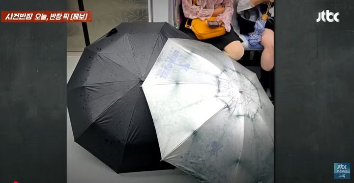 [뉴시스] 지하철에서 우산 활짝 펼쳐놓은 중국인. 2025.10.11. (사진=JTBC '사건반장' 갈무리). *재판매 및 DB 금지