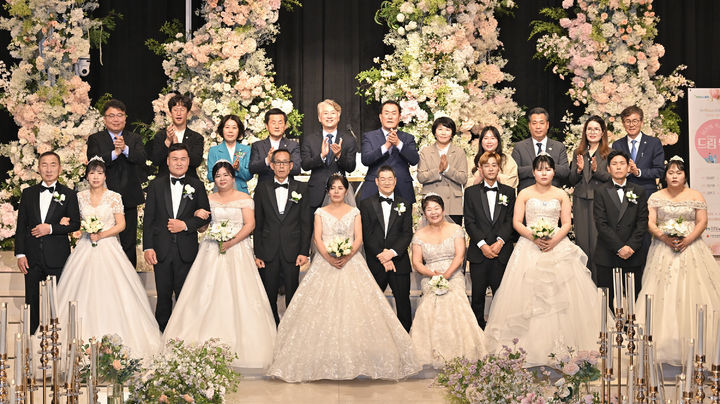 [광주=뉴시스] 광주 서구 위더스웨딩홀에서 열린 '당신의 특별한 날 드림(dream) 웨딩' 합동결혼식에서 장애인 부부 6쌍이 기념사진을 찍고 있다. 2025.10.11 (사진 = 서구 제공) photo@newsis.com *재판매 및 DB 금지