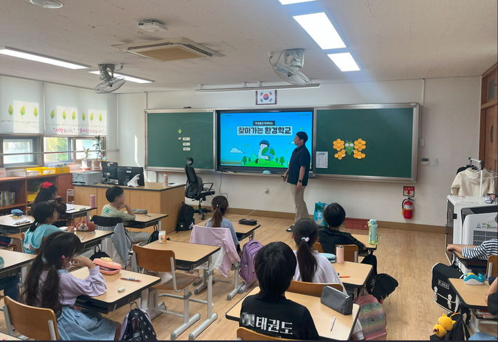 [대전=뉴시스]대전도시공사가 대전시의 쾌적한 환경 조성을 위해 지역 내 초등학생을 대상으로 '찾아가는 환경학교' 행사를 갖고 있다. 2025. 10. 10 photo@newsis.com *재판매 및 DB 금지