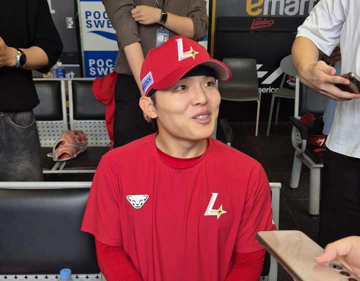 [인천=뉴시스] 문채현 기자 = 프로야구 SSG 랜더스 정준재가 11일 인천 SSG랜더스필드에서 열리는 삼성 라이온즈와의 2025 신한 쏠뱅크 KBO 준플레이오프(준PO·5전3선승제) 2차전을 앞두고 취재진과 인터뷰를 하고 있다. 2025.10.11. dal@newsis.com *재판매 및 DB 금지