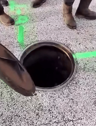 [뉴시스] 맨홀 뚜껑을 열자 발견된 박쥐 떼. 2025.10.11. (사진=인스타그램 'florida_man22_ 캡처). *재판매 및 DB 금지