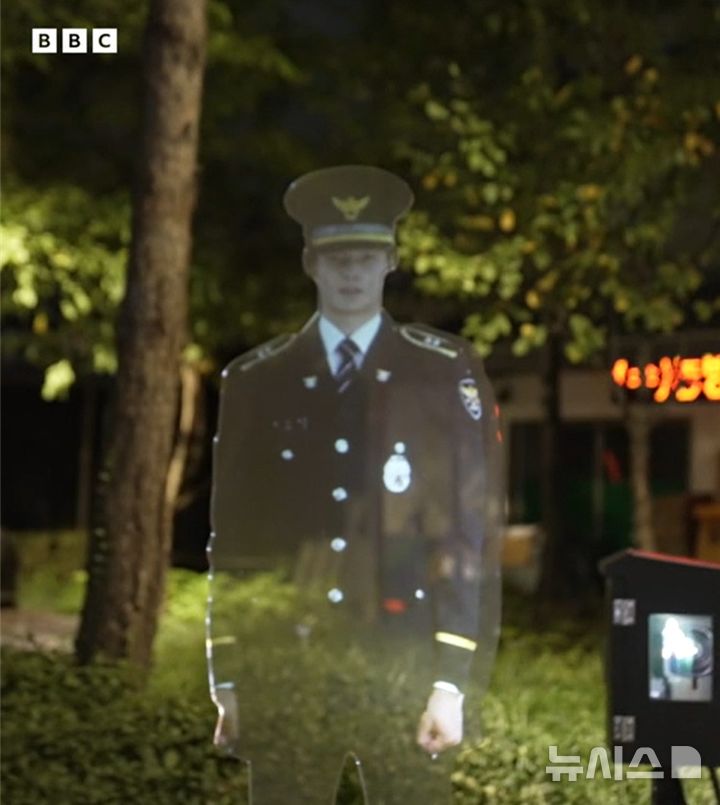 [뉴시스] 서울 중구 저동3공원의 홀로그램 경찰 안내판. (사진=BBC영상캡쳐) 2025.10.10 