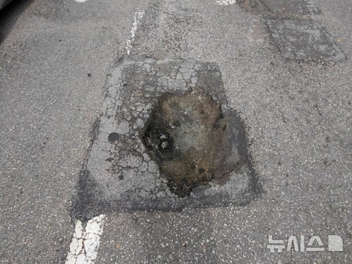 [서울=뉴시스] 11일 낮 12시54분께 서울 성북구 고려대 인근 고려대역 교차로(고려대 앞 삼거리)에 발생한 포트홀(도로 파임)이 보이고 있다. 크기는 가로 30㎝·세로 40㎝·깊이 5㎝가량인 것으로 파악됐다. 인근 주민이 포트홀을 보고 신고했으며 인명 피해는 발생하지 않았다. (사진=서울시 도로사업소 북부도로사업소 제공) 2025.10.11. photo@newsis.com