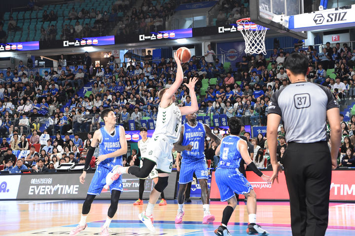 [서울=뉴시스] 프로농구 원주 DB의 헨리 엘런슨. (사진=KBL 제공) *재판매 및 DB 금지