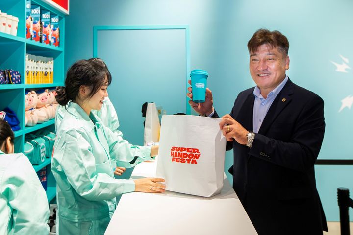 10일 서울 성동구 XYZ 서울에 차려진 '2025 SUPER 한돈 페스타 팝업 스토어'에서 한돈 굿즈 텀블러를 들고 있는 한돈자조금 손세희 위원장 (사진=한돈자조금) *재판매 및 DB 금지