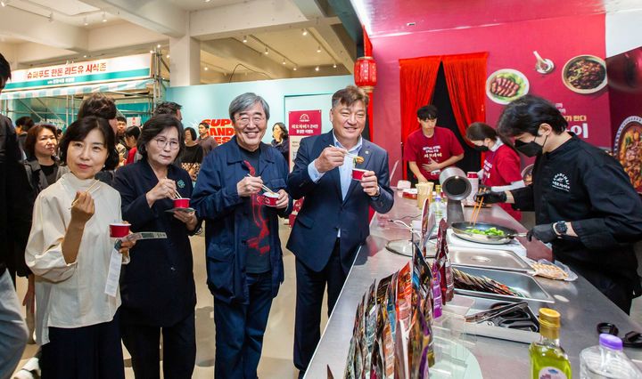 10일 서울 성동구 XYZ 서울에 차려진 '2025 SUPER 한돈 페스타 팝업 스토어' 내 샘표식품(차오차이) 부스에서 한돈 메뉴를 시식 중인 대한영양사협회 김지연 이사, 소비자시민모임 문미란 회장, 샘표식품 박진선 대표, 한돈자조금 손세희 위원장(왼쪽부터) *재판매 및 DB 금지